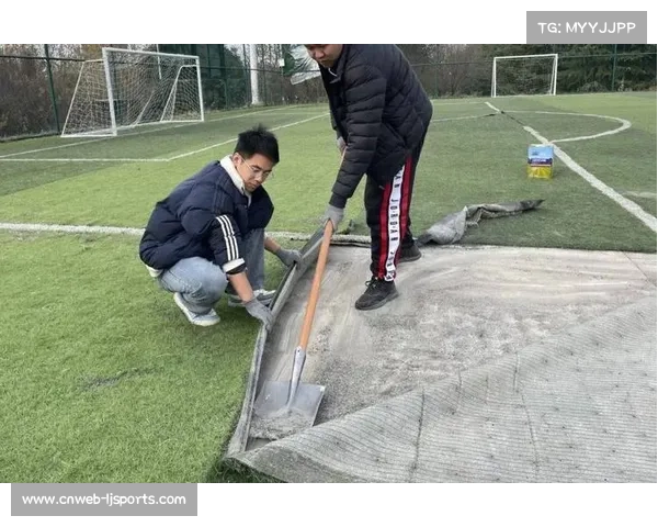 草坪养护团队的工作日常:如何保障球场最佳状态 草坪养护团队的工作日常:如何保障球场最佳状态