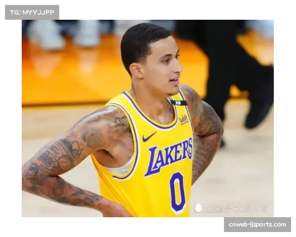 瞬间特写：战术执行失败，奇才球星库兹马沮丧地挥手示意